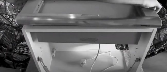 Снимка на поставяне на тялото на капака в подготвения отвор