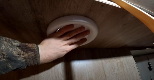 Снимка на поставяне на клапанния механизъм в корпуса