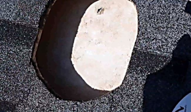 Снимка на отвор, изрязан в покрива за преминаващ елемент