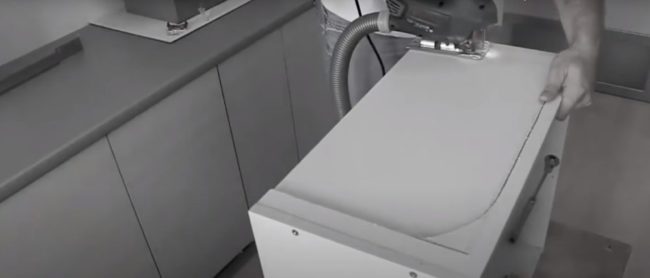 Снимка: Изрязване на дъното на шкаф с прободен трион