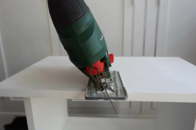 Снимка: Изрязване на дупка в рафт на шкаф с прободен трион