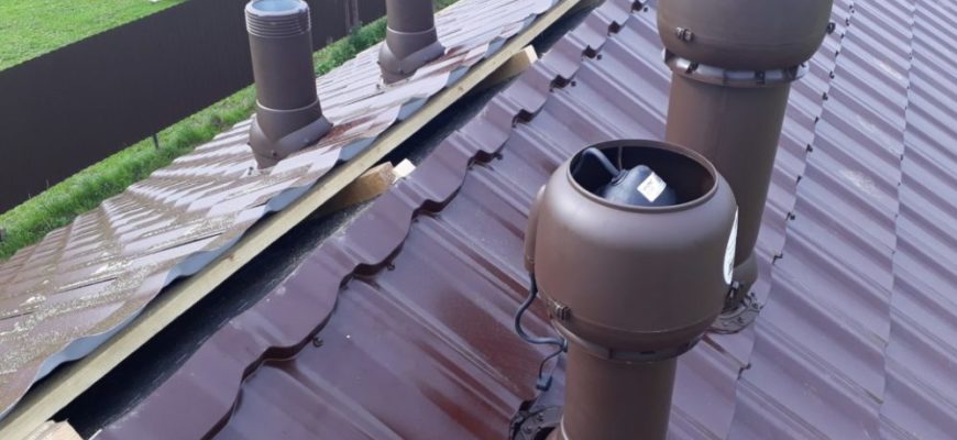 Снимка на абсорбатор на скатен покрив близо до билото