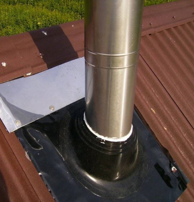 Снимка: Изход на тръбата през универсален проходен елемент