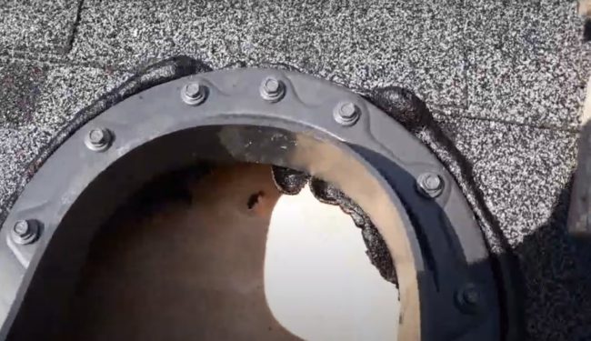 Снимка на тялото на проходния елемент, закрепено към покрива с винтове