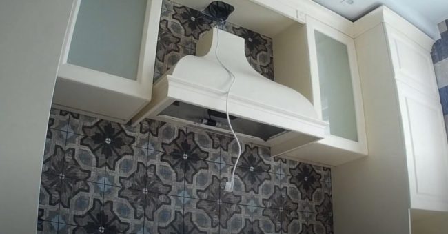 Снимка на абсорбатор, закрепен на стената в кухнята