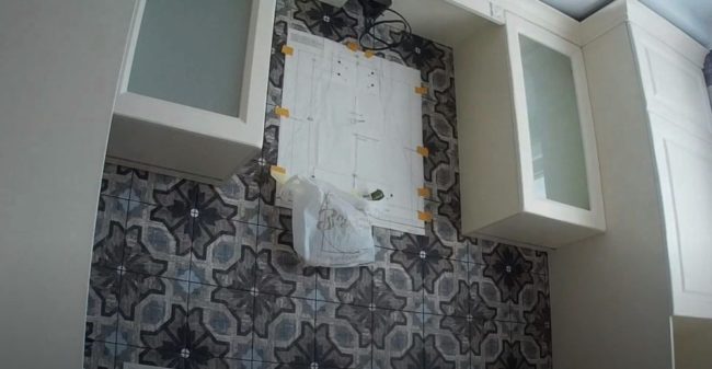 Снимка на шаблон, закрепен към стената с тиксо