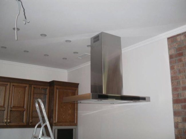 Снимка на окачен абсорбатор, монтиран на тавана