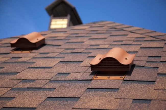 Снимка на аератор на покрива на къща