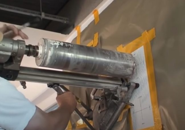 Снимка: Диамантено пробиване на бетонна стена