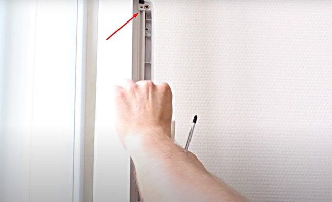 Снимка: Закрепване на тялото на клапана към рамката на прозореца с винтове