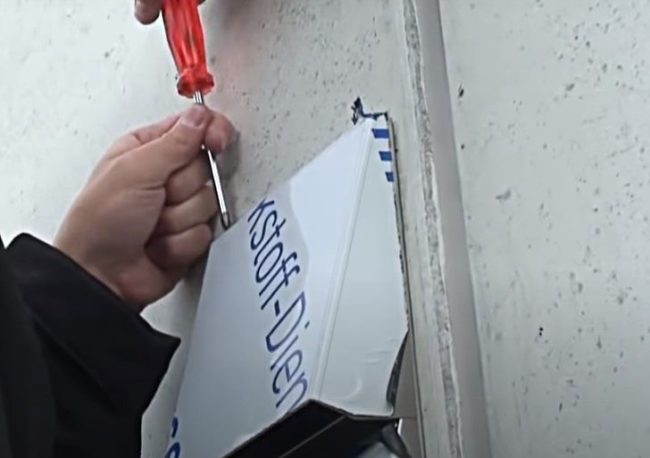 Снимка на сенника, закрепен към монтажната плоча