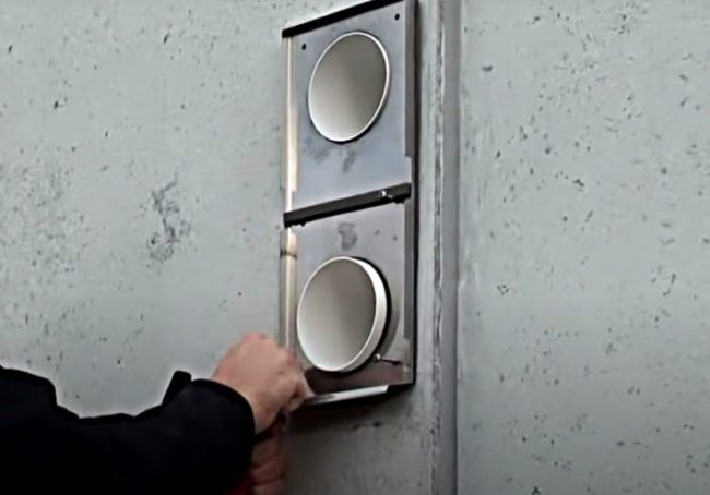 Снимка на монтажната лента на сенника, закрепена от улицата към стената