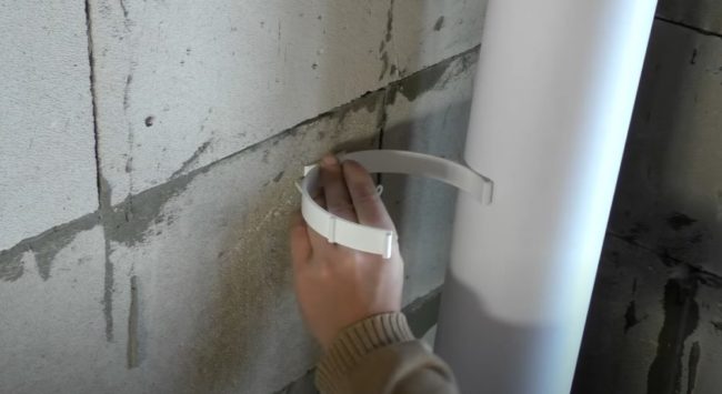 Снимка: Закрепване на вентилационна тръба към стената в баня за отвеждане на въздуха към тавана