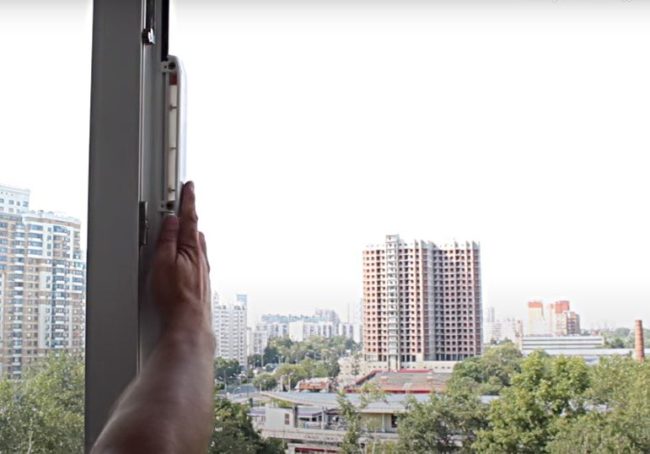 Снимка: Фиксиране на втората част на корпуса на клапана към рамката от страната на улицата