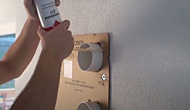 Снимка: Запечатване на фуги с пяна