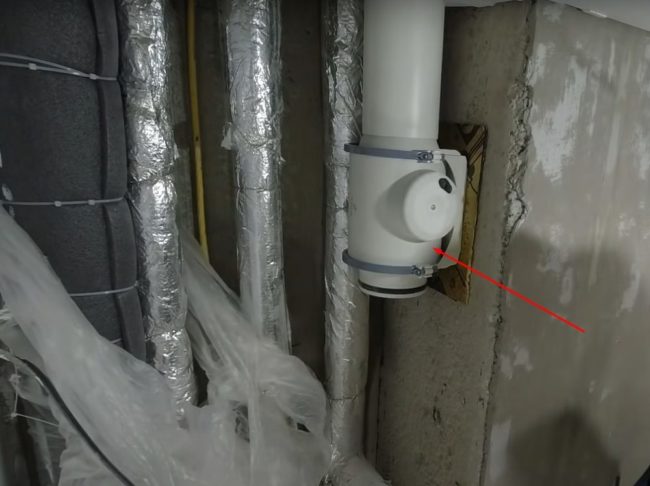 Снимка на вентилатор за канал, прикрепен към въздуховод