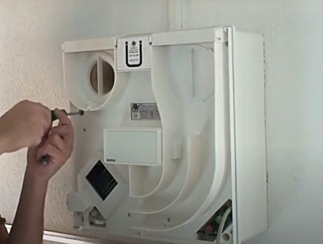 Снимка на монтаж на рекуператорния блок на стената