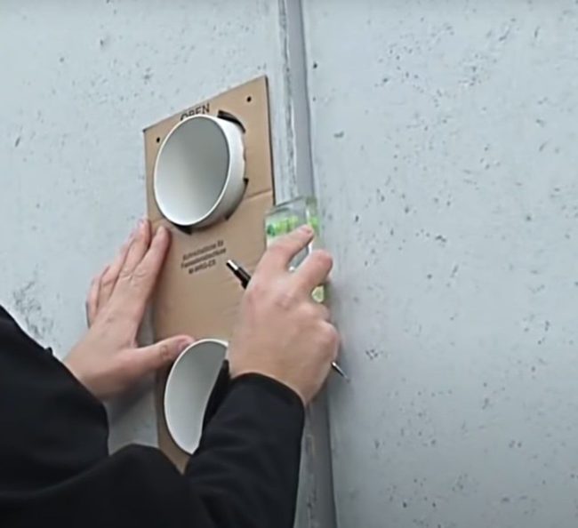 Снимка на шаблон за монтаж, прикрепен към стената от страната на улицата