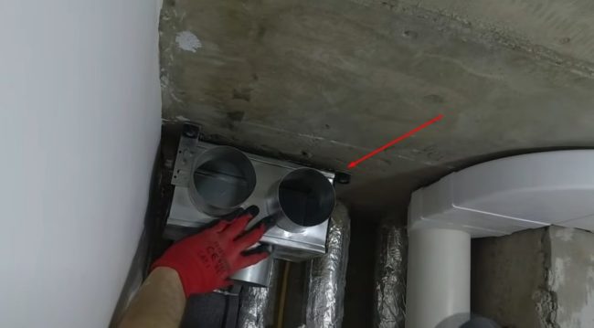 Снимка: Монтиране на разпределителната кутия към тавана