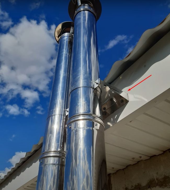 Снимка: Закрепване на тръба към стрехите на къща