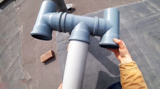 Снимка на H-образен дефлектор, изработен от три PVC канализационни тройника