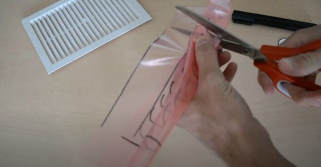 Снимка: Рязане на венчелистчета с ножица