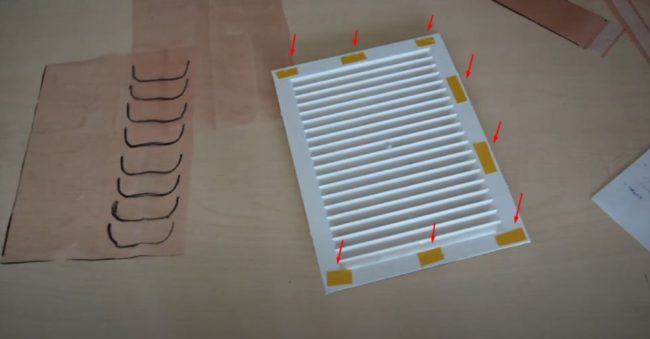 Снимка: Поставяне на двустранна лента по периметъра на ръба от задната страна на решетката
