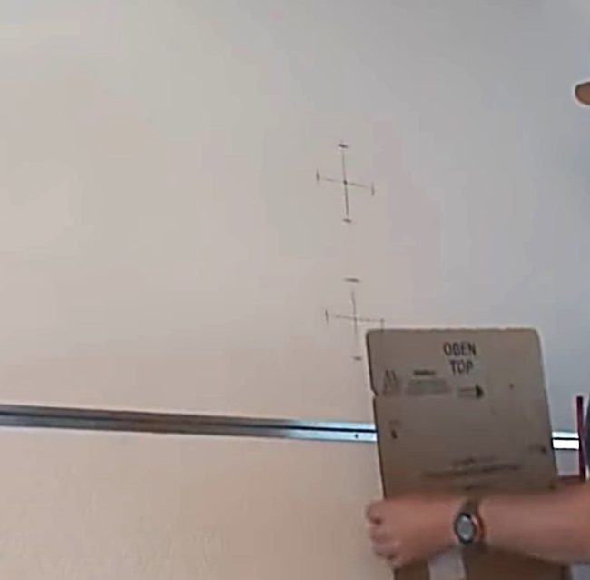 Снимка: Нанасяне на маркировки върху стена с помощта на шаблон