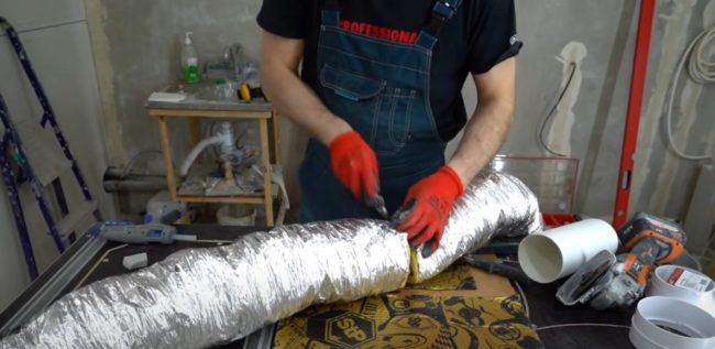Снимка: Рязане на гъвкав въздуховод