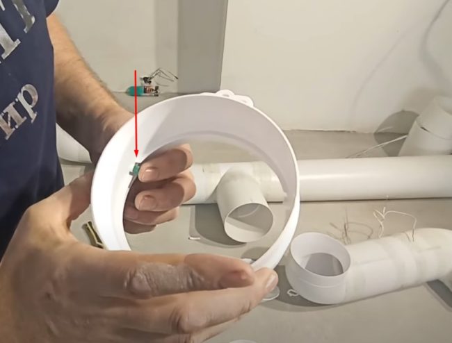 Снимка на пръстен на термосвиваема тръба, поставен върху издатината на държача на клапана