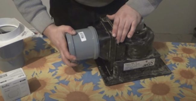 Снимка: Монтиране на съединителя към изхода на вентилатора