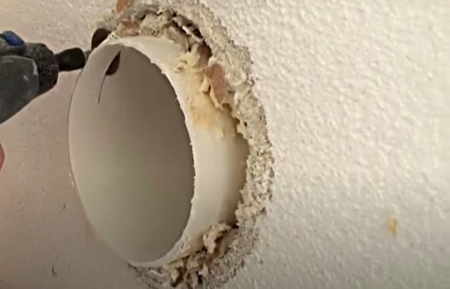 Снимка: Подрязване на издадената втулка до нивото на равнината на стената