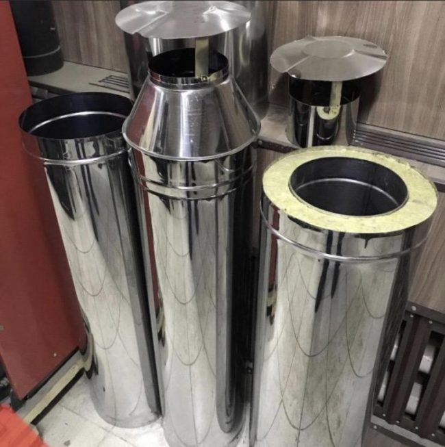 Снимка: Стандартни и изолирани метални изпускателни тръби