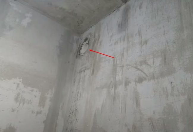 Снимка на дупка в стената между банята и тоалетната