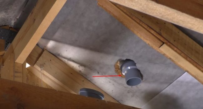 Снимка на преходния елемент на проходния елемент, изведен на тавана през покрива