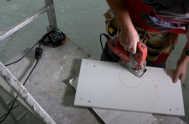 Снимка: Подготовка на отвори в рафт на шкаф