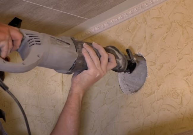 Снимка: Подготовка на отвор за тръба в стена