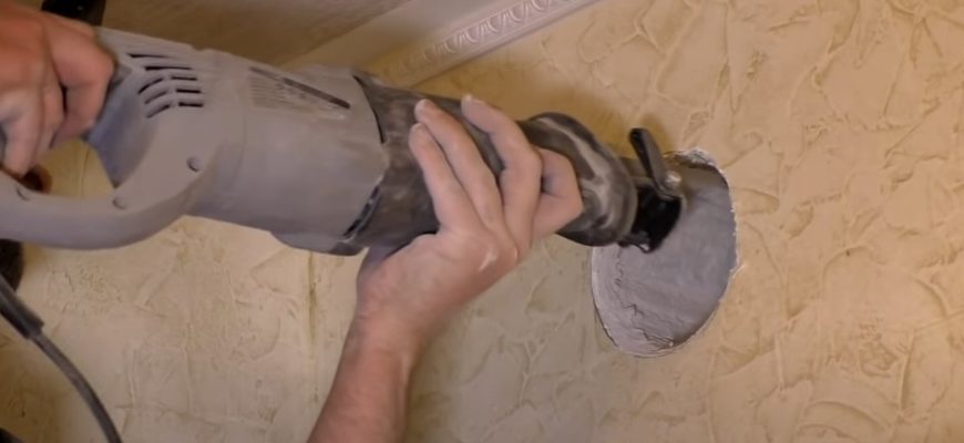 Снимка: Подготовка на отвор за тръба в стена