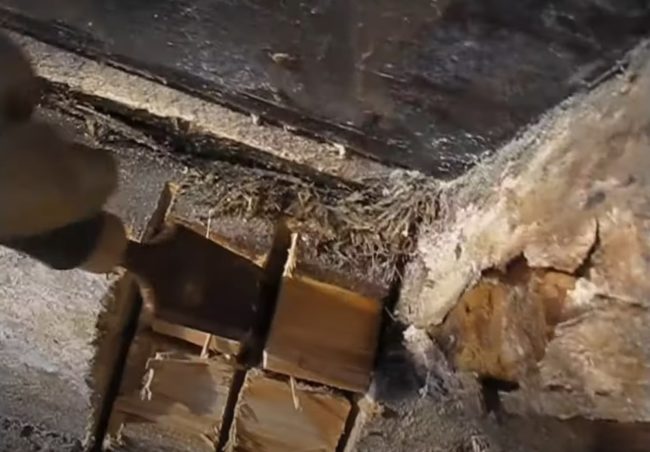 Снимка: Подготовка на отвор за изпускателна тръба на дървена стена