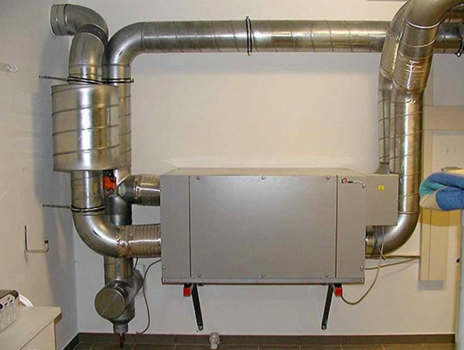 Снимка: Свързване на рекуператорен блок с ауспух с помощта на метални въздуховоди