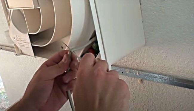 Снимка: Свързване на окабеляването към рекуператора