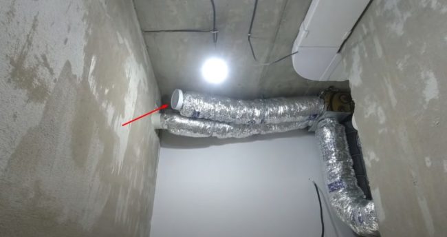 Снимка: Гъвкав въздуховод, свързан към втория вход на разпределителната кутия за засмукване на въздух от тоалетната