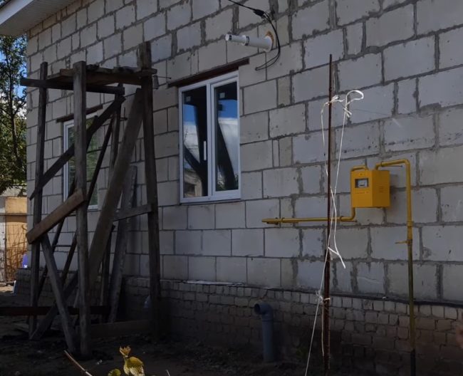 Снимка на скеле от улицата за лесно пробиване на стената