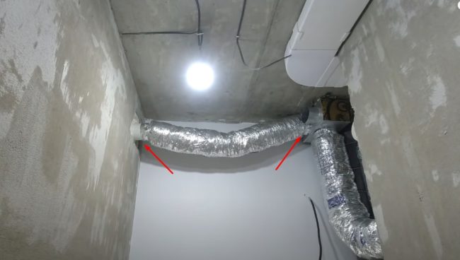 Снимка: Свързване на гъвкав въздуховод към един вход на разпределителна кутия и пластмасова втулка, излизаща през стената от банята