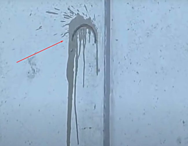 Снимка: Вода тече по стената по време на диамантено пробиване