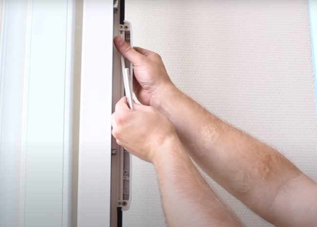 Снимка: Залепване на нов уплътнител към PVC рамка