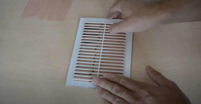 Снимка: Залепване на филма с венчелистчета към решетката