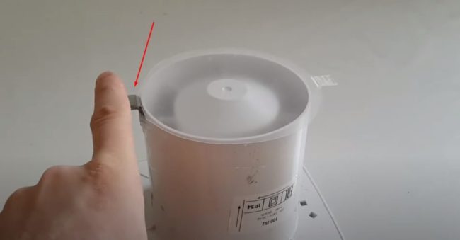 Снимка на полиетиленов капак, прикрепен към ъгъл на корпуса на вентилатора.