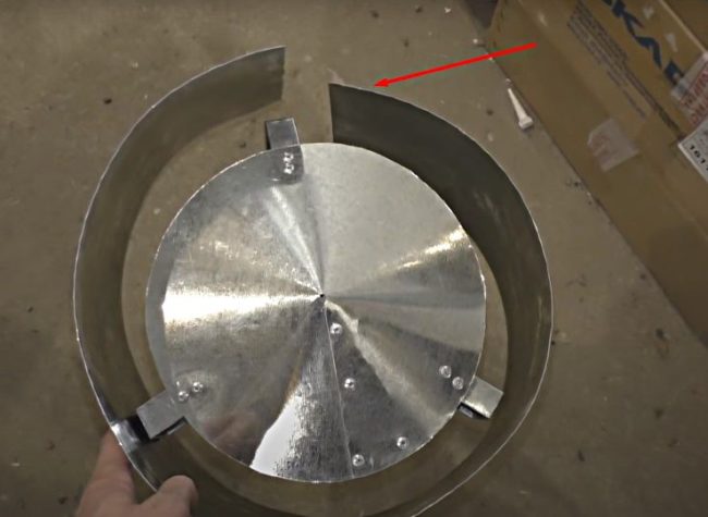 Снимка: Монтиране на страничния корпус към стелажите