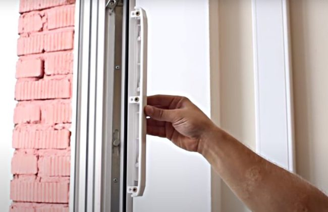 Снимка Монтиране на тялото на клапана към мястото на монтаж на рамката на прозореца